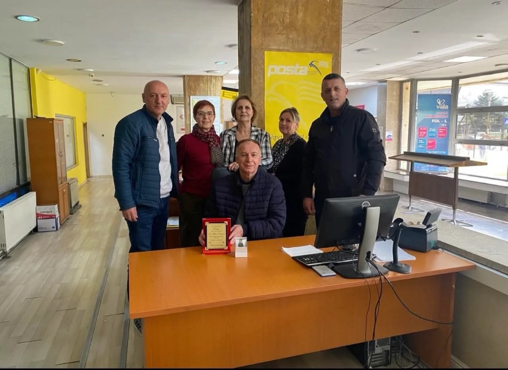 Ceremoni nderimi në zyrën e Postës së Kosovës.