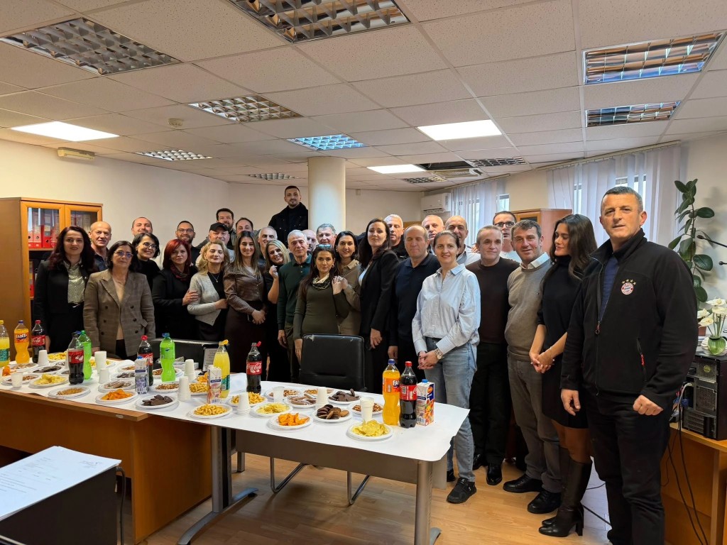 Kolegë të sindikatës në aktivitet organizativ.