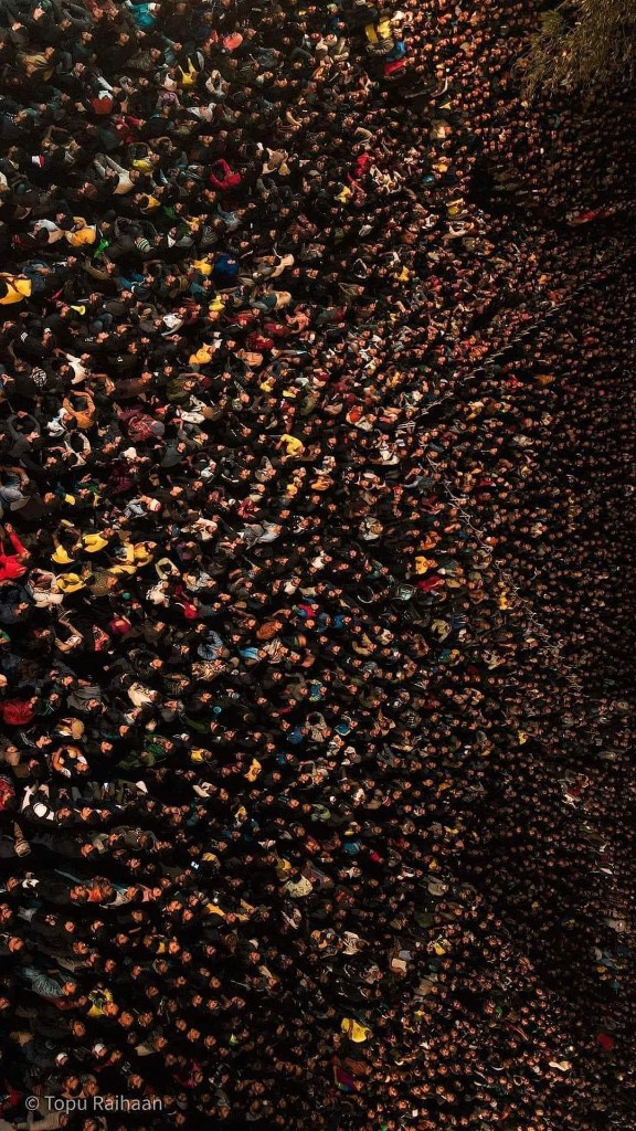 Turmë e madhe njerëzish nga lart, simbol i bashkimit dhe forcës së përbashkët.