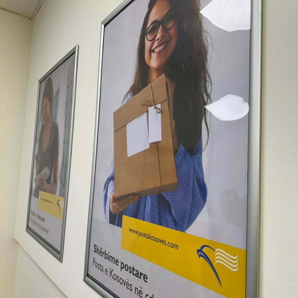 Poster promovues të Postës së Kosovës në mur.